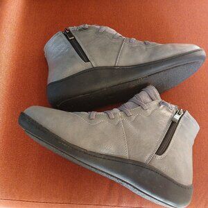 Women's ankle booties. (like new!) DUOYANGJIASHA